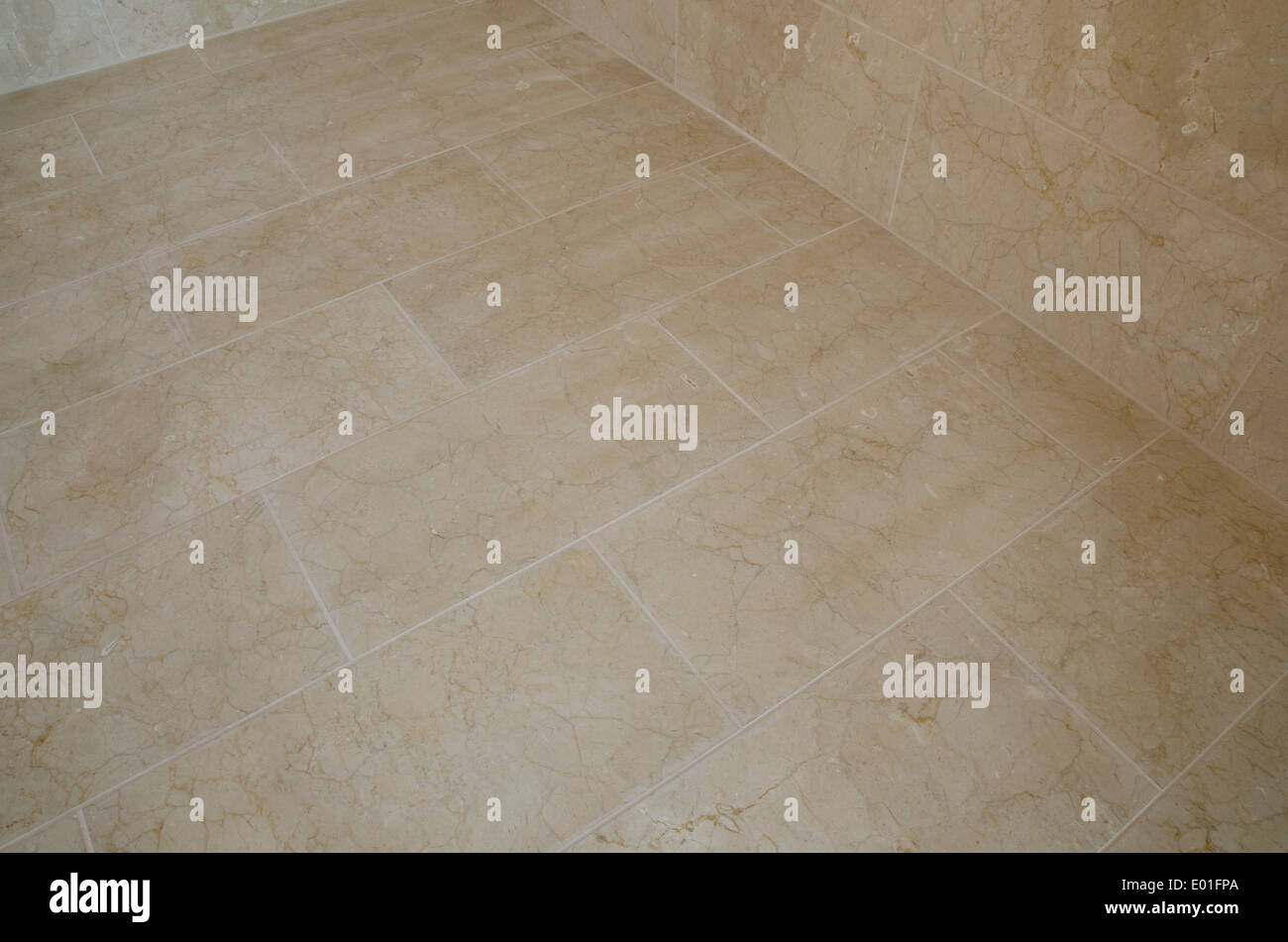 Un nuovo bagno piastrellato pavimento con piastrelle di marmo Foto Stock