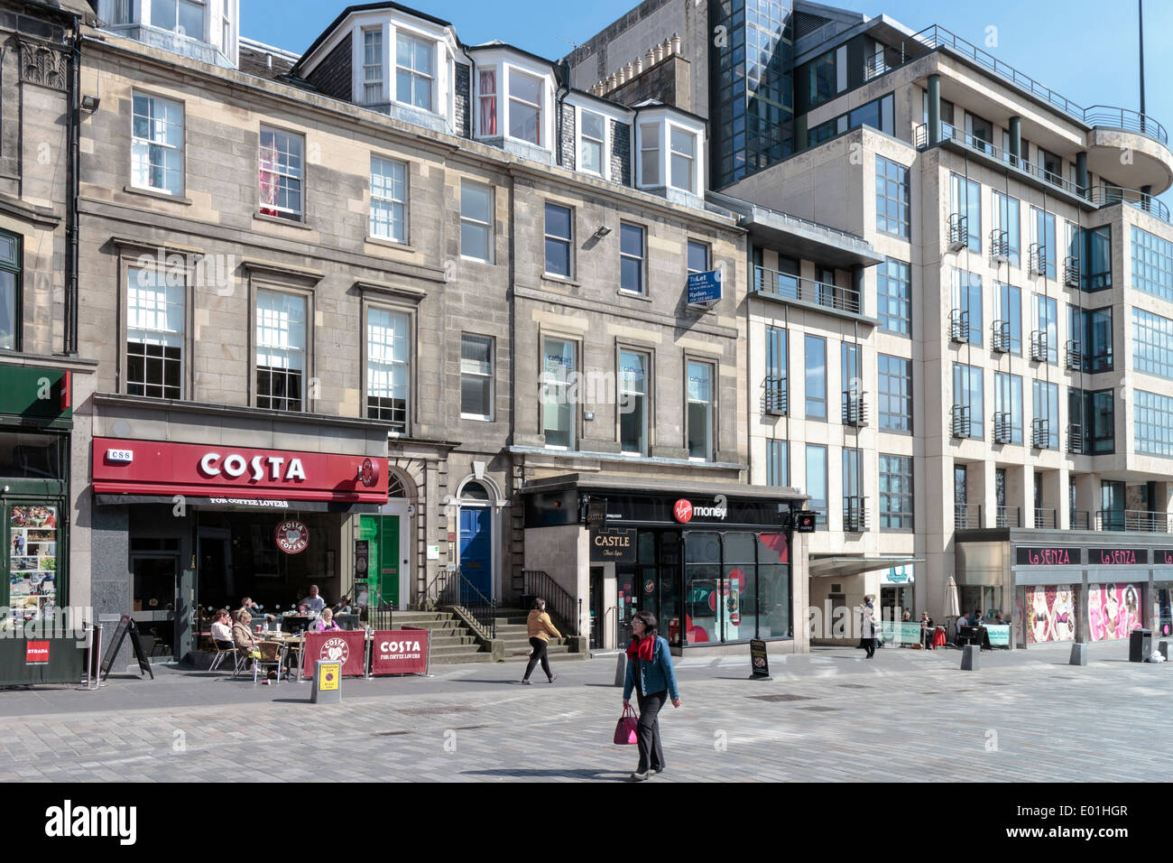 Persone in Castle Street, Edimburgo davanti a La Senza, Costa Coffee e vergine denaro. Foto Stock