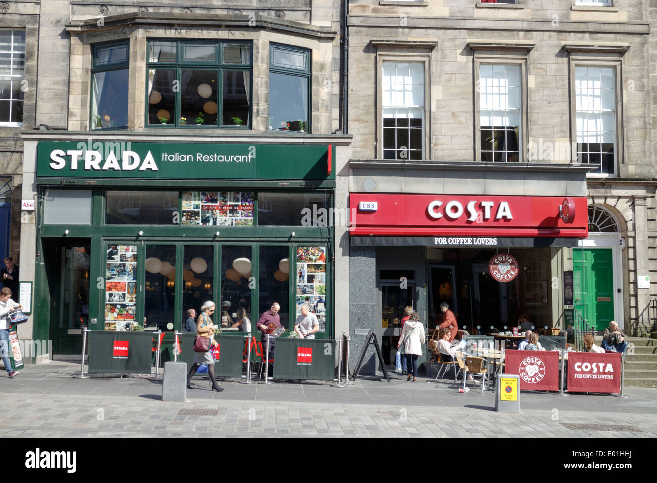 Sate le persone al di fuori della Strada italiano Ristorante e caffè Costa in Castle Street, Edimburgo Foto Stock