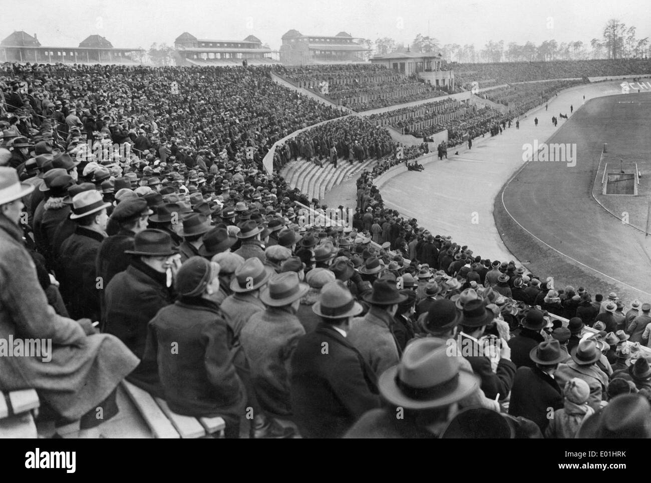 La folla in una traccia e field stadium di Berlino, 1924 Foto Stock