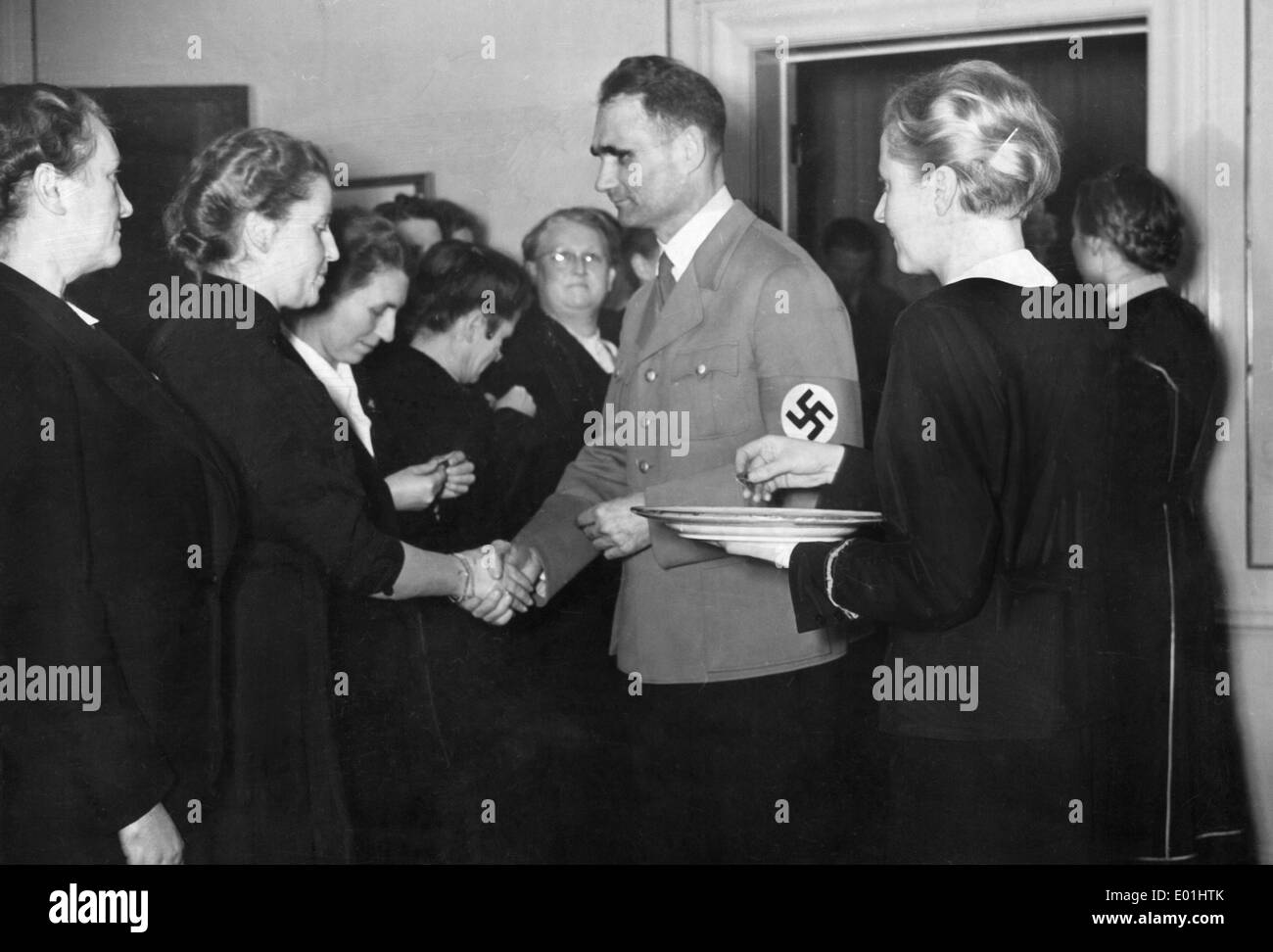 Rudolf Hess dando medaglie ai membri della nazionale socialista donna League, 1940 Foto Stock