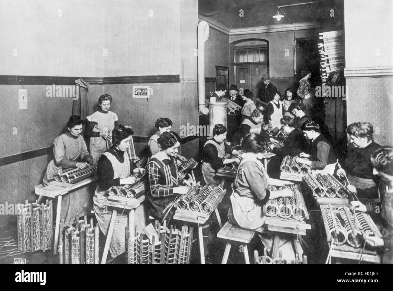 Le donne in una fabbrica di armamento, 1917 Foto Stock
