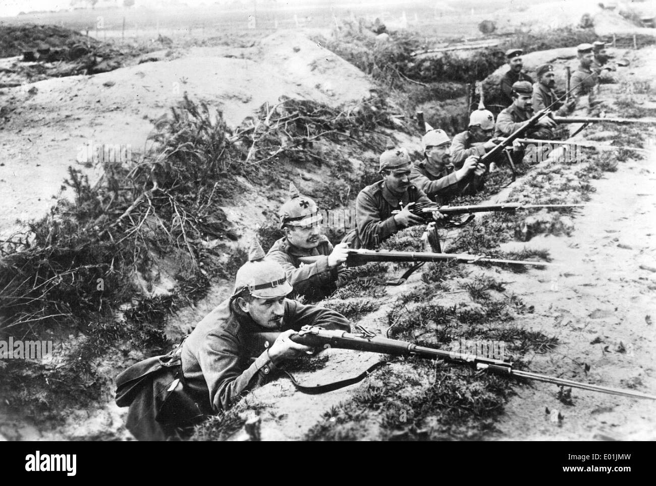 Soldati tedeschi nel loro emplacement durante la battaglia di Tannenberg, 1914 Foto Stock
