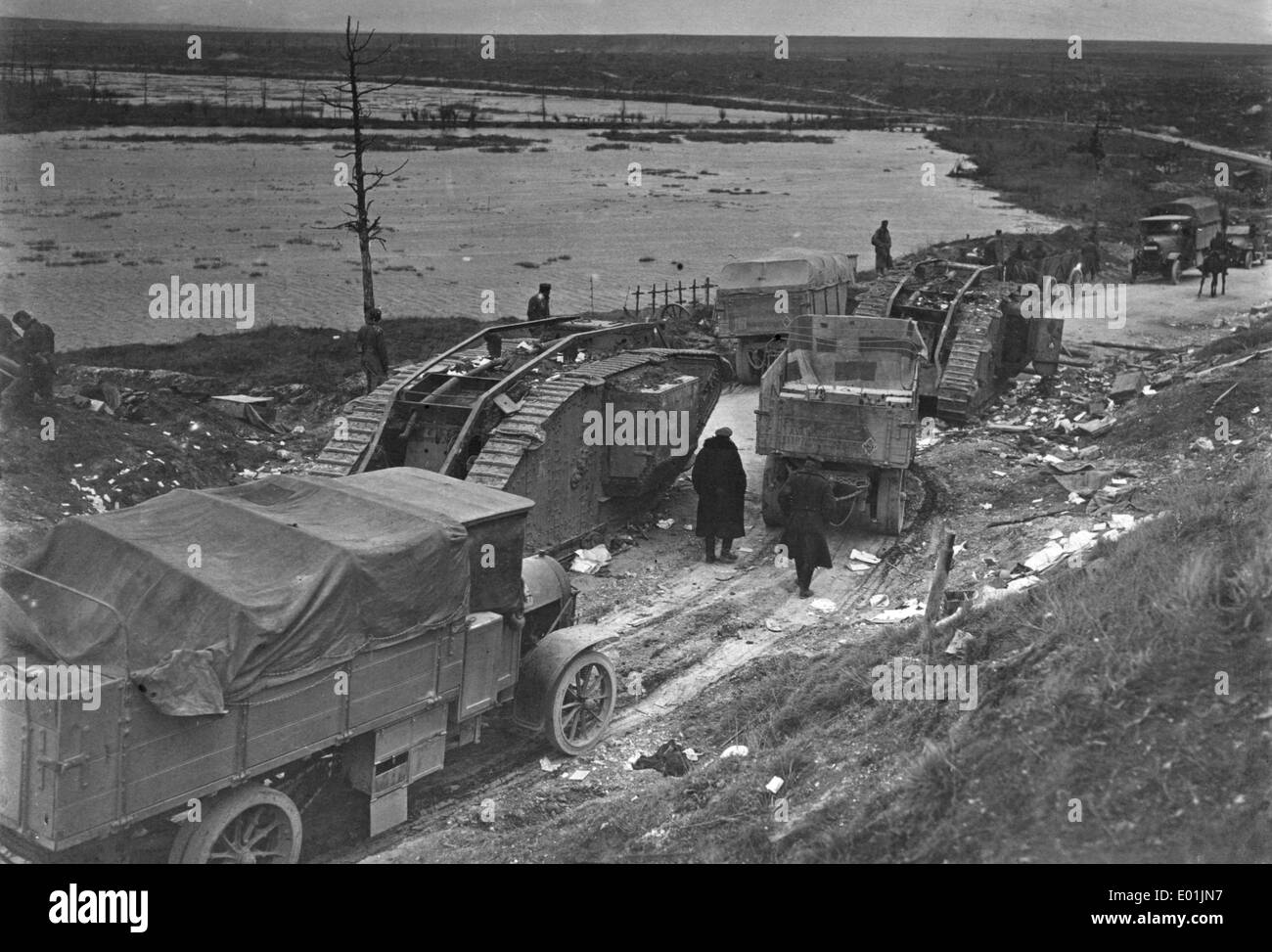 Lasciati alle spalle i serbatoi in inglese sul fronte occidentale, 1918 Foto Stock