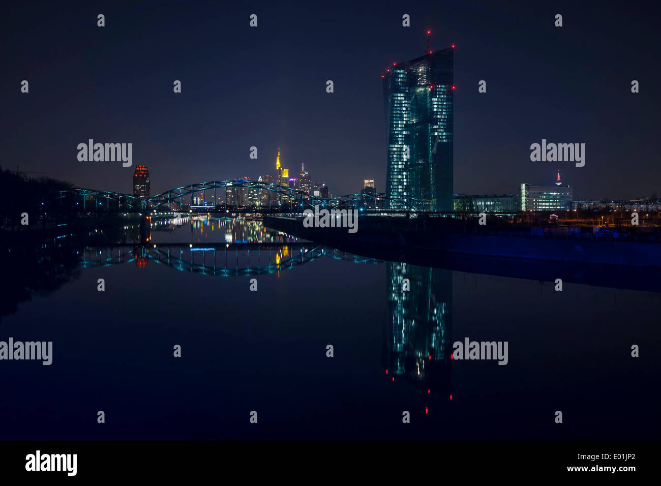 Skyline notturno con Main Plaza tower in primo piano a sinistra, ponte Deutschherrnbrücke nel centro e il nuovo edificio del Foto Stock