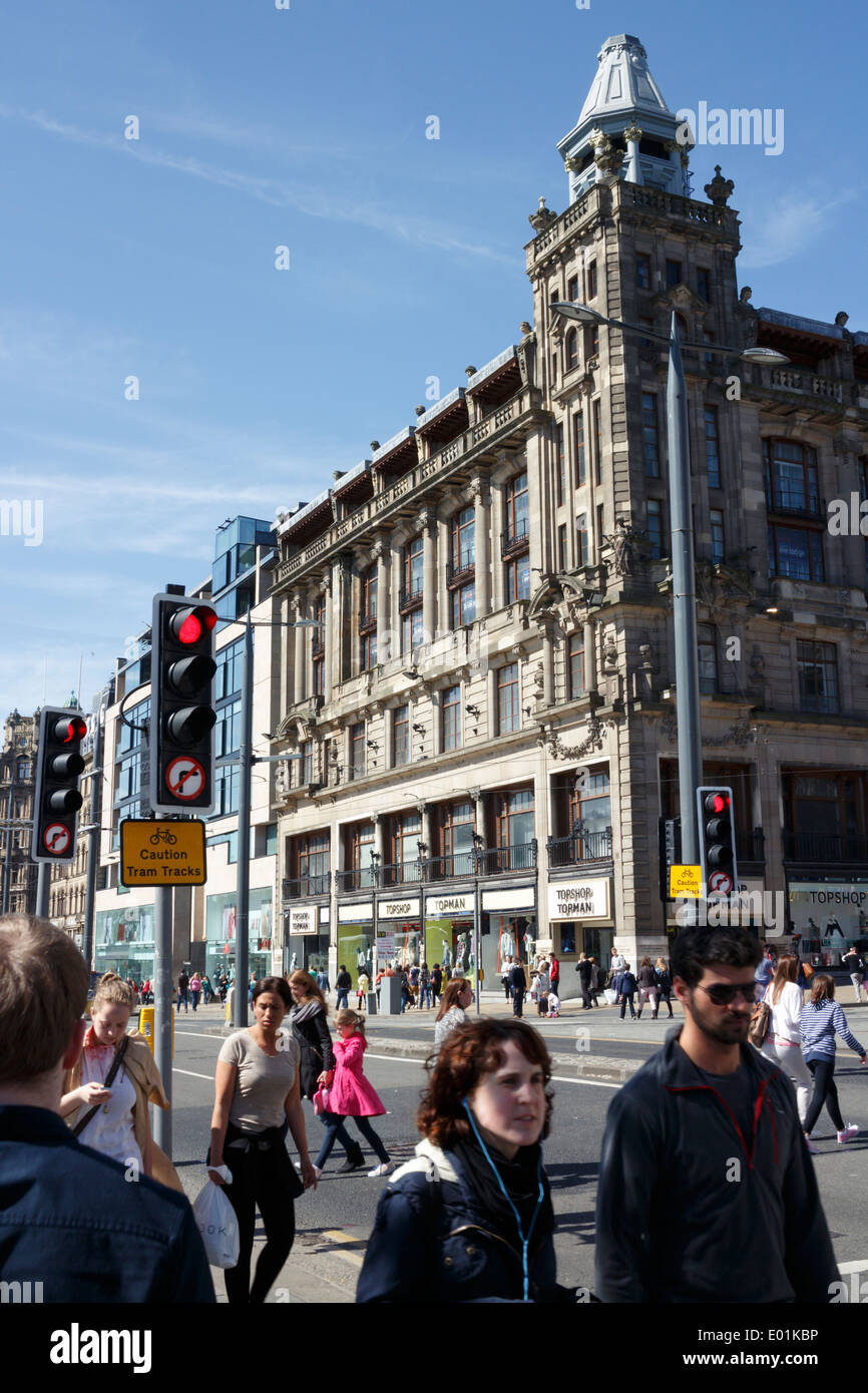 Gli acquirenti e i turisti al di fuori sulla Princes Street Edinburgh. Topman e Topshop store in background. Foto Stock