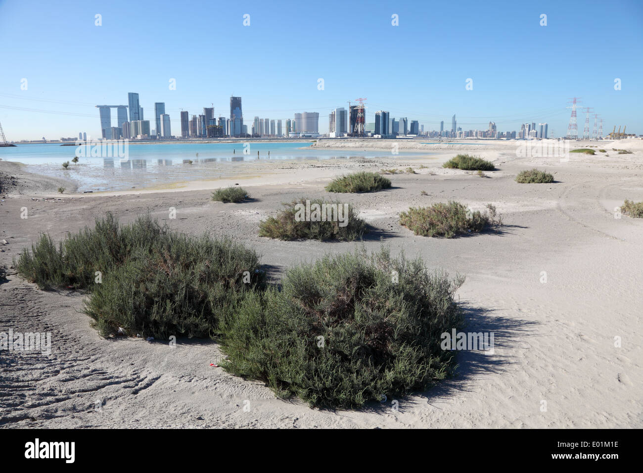 Abu Dhabi skyline come visto da Saadiyat Island Beach, Emirati Arabi Uniti Foto Stock