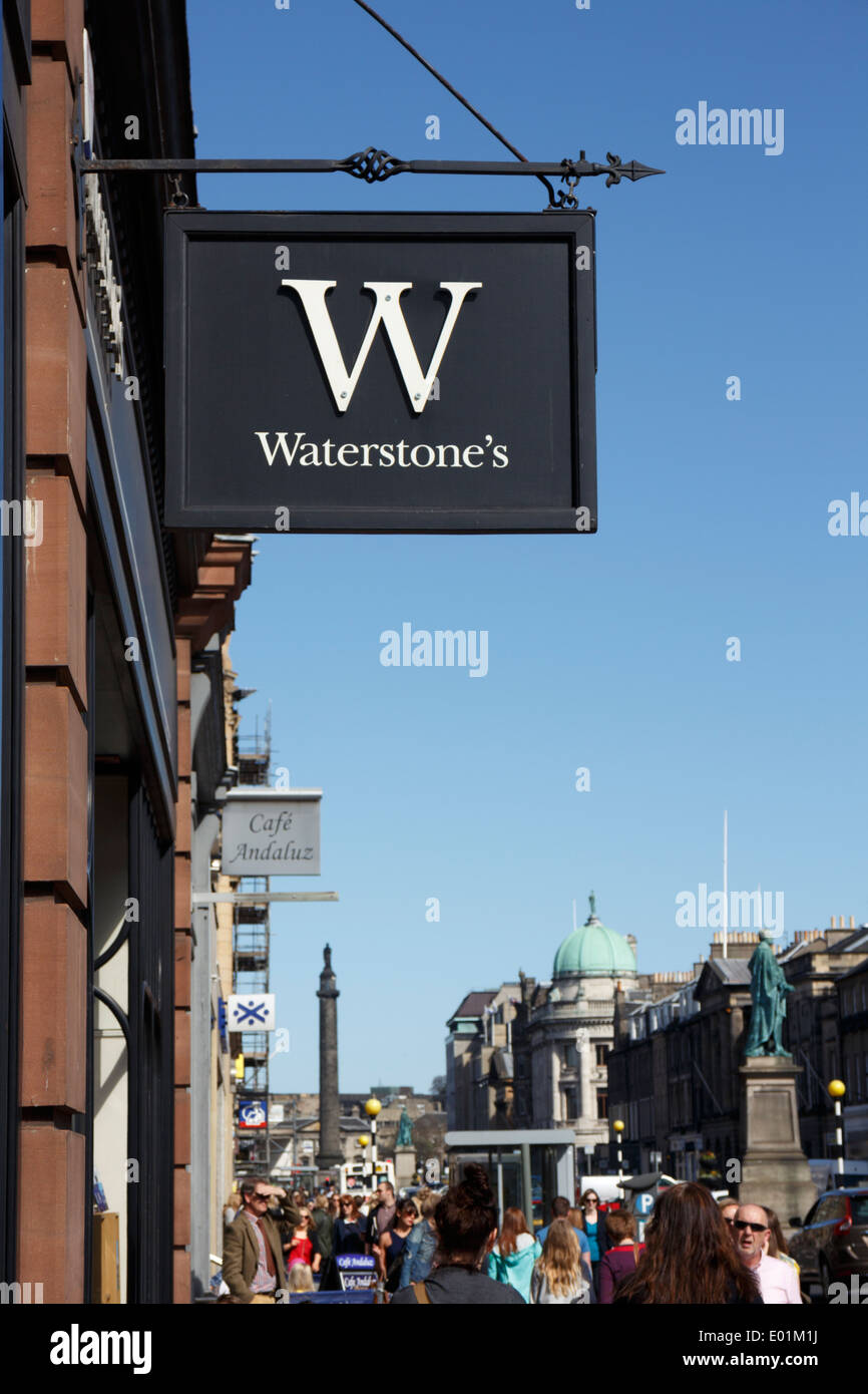 Waterstone's book store segno e acquirenti su George Street, Edimburgo. Foto Stock