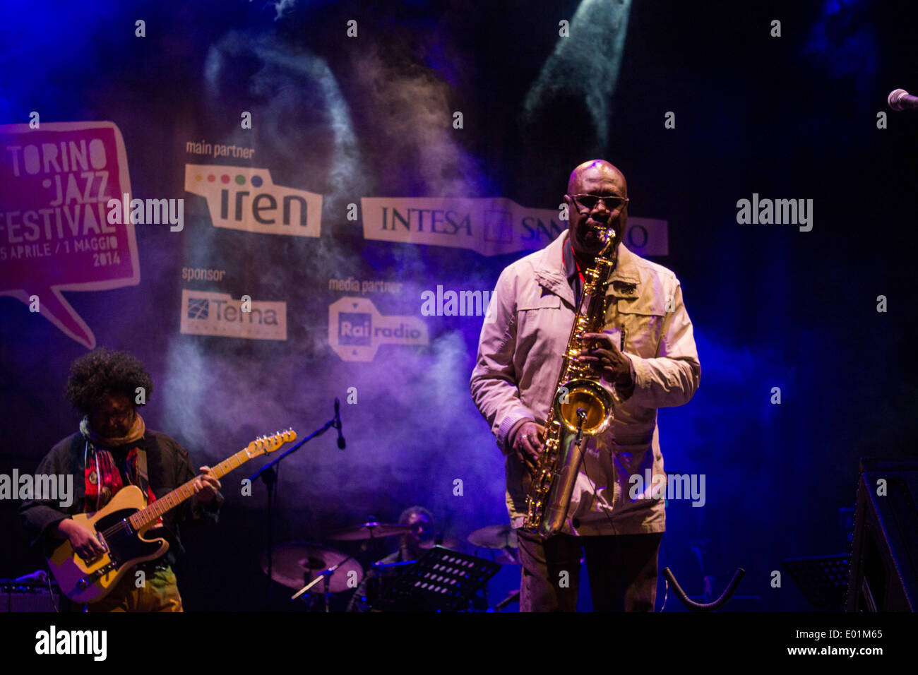 Torino, Italia. 28 apr 2014. Il sassofonista Emmanuel Dibango noto come Manu Dibango eseguita dal vivo in piazza Castello, durante la Torino Jazz Festival 2014. Credito: Elena Aquila / Pacific Press/Alamy Live News Foto Stock