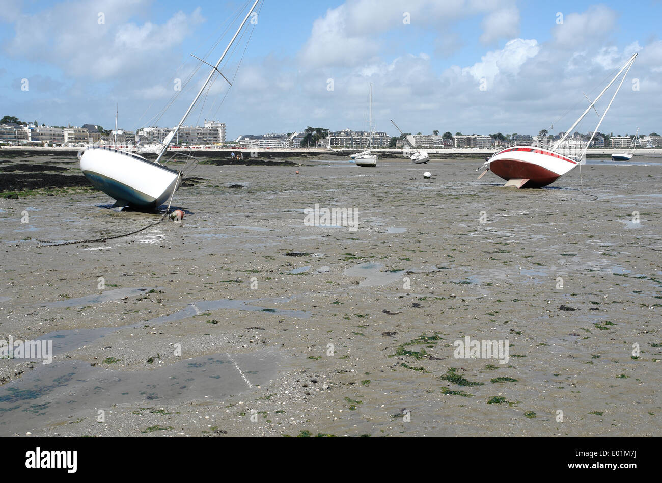 Marea di declino e gli yacht in Bretagne, Francia. Foto Stock