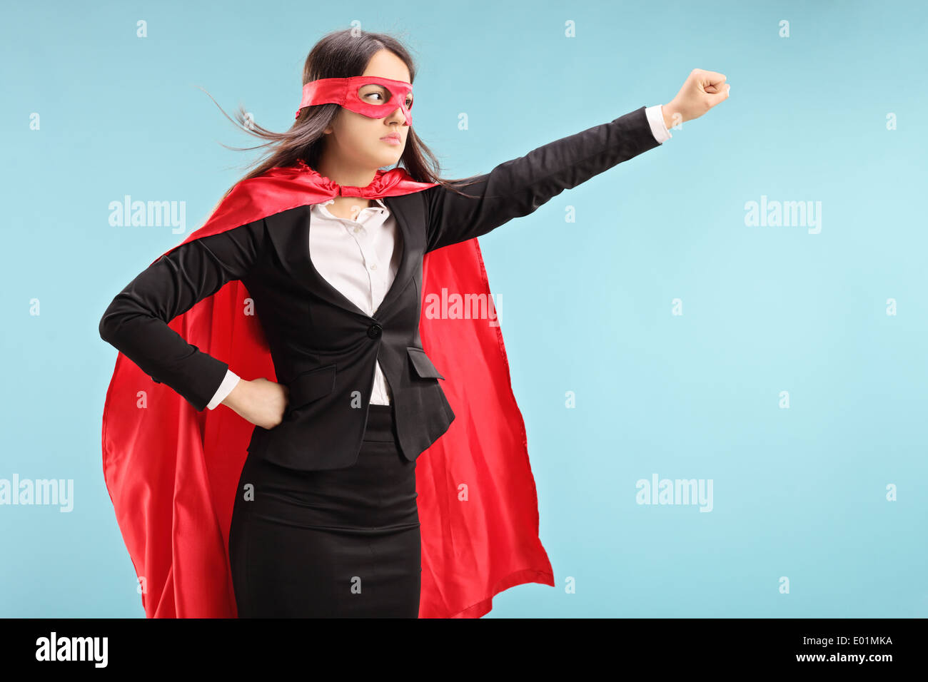 Il supereroe femminile con il pugno chiuso Foto Stock