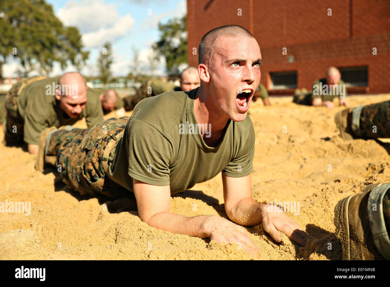 US Marine reclute nella buca di sabbia durante il boot camp Gennaio 14, 2014 in Parris Island, nella Carolina del Sud. Foto Stock