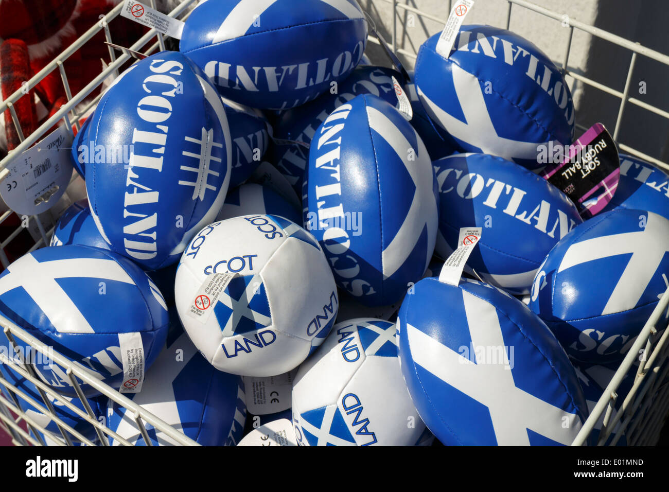 Novità Scozia piccole sfere di rugby sul display al di fuori di un negozio di souvenir sul Royal Mile di Edimburgo. Foto Stock