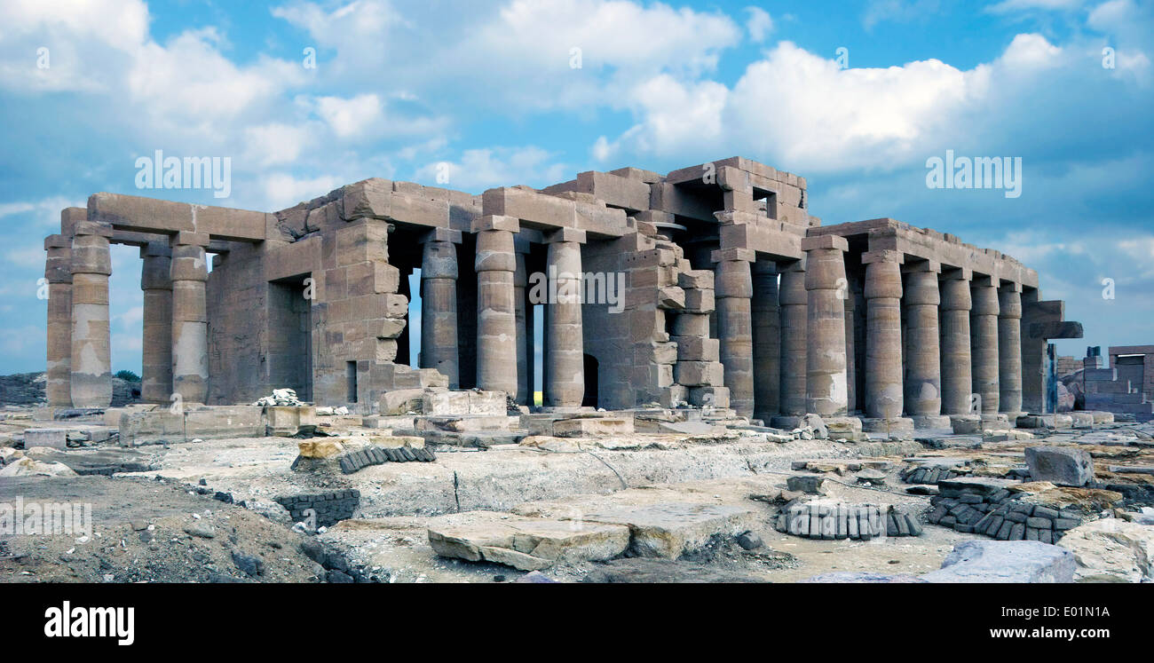Ramesseum : theburial tempio del faraone Ramses II il Grande(1303-1213 A.C. XIX dyn.). Vista dal lato ovest. Foto Stock