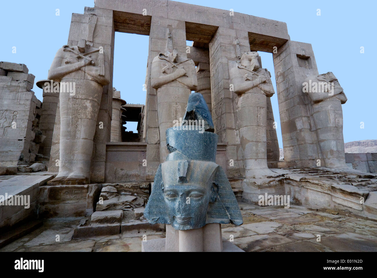 Ramesseum : theburial tempio del faraone Ramses II il Grande(1303-1213 A.C. XIX dyn.). Foto Stock