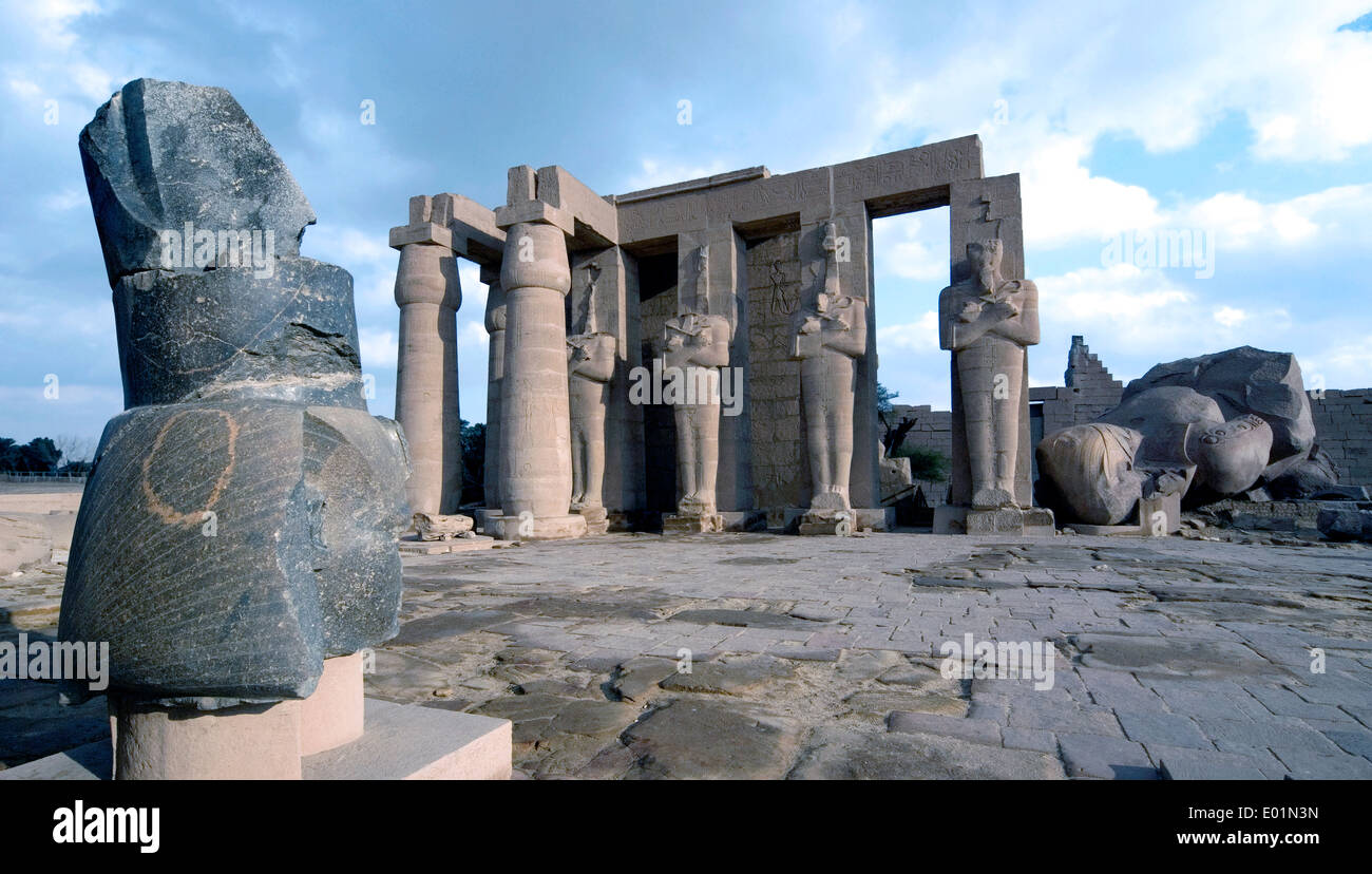 Ramesseum : theburial tempio del faraone Ramses II il Grande(1303-1213 A.C. XIX dyn.). Foto Stock