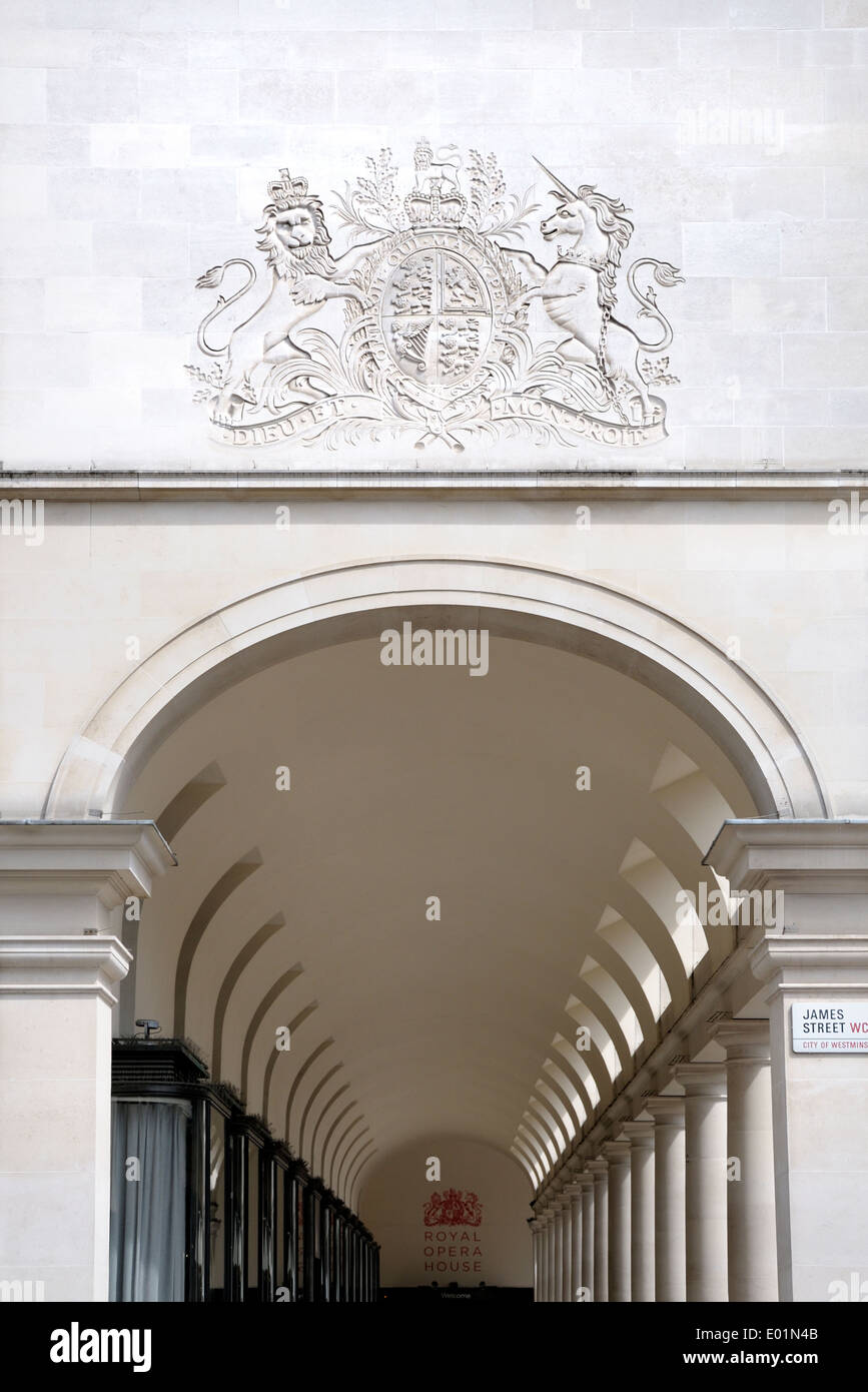 Londra, Inghilterra, Regno Unito. Porticato che conduce alla Royal Opera House di Covent Garden Foto Stock