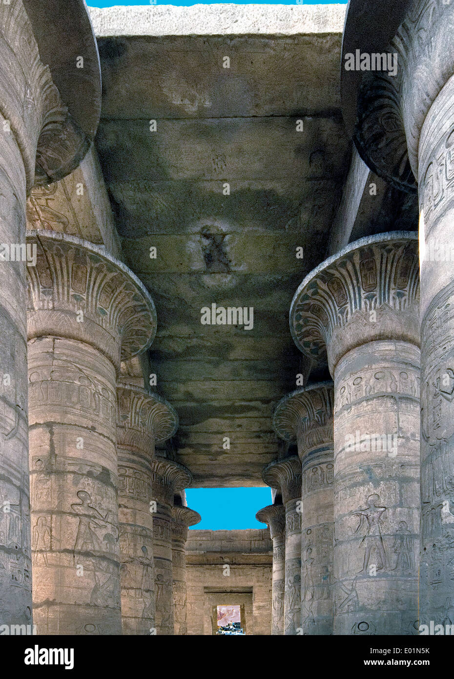 Ramesseum : il tempio funerario del faraone Ramses II il Grande(1303-1213 A.C. XIX dyn.). Il soffitto della sala hypostyle. Foto Stock