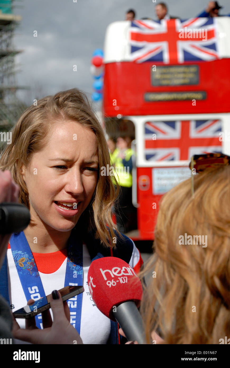 Lizzy Yarnold intervistata sulla sua vittoria sfilata in Sevenoaks seguendo il suo oro olimpico medaglia alle Olimpiadi invernali Foto Stock