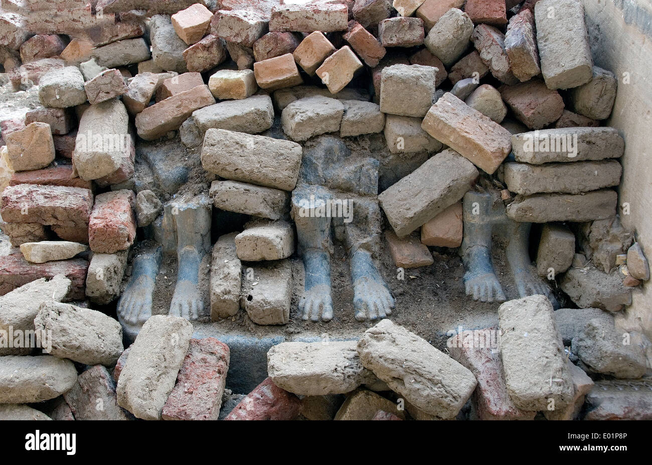 Ramesseum : il tempio funerario del faraone Ramses II il Grande(1303-1213 A.C. XIX dyn.).residui della triade. Foto Stock