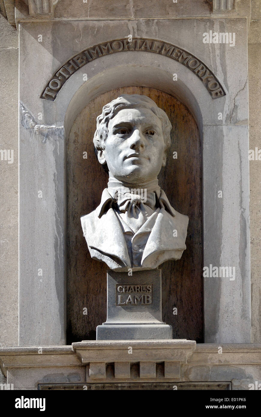Londra, Inghilterra, Regno Unito. Busto (da William Reynolds-Stephens) di Charles Lamb (scrittore inglese: 1775-1834) in Gitspur Street Foto Stock