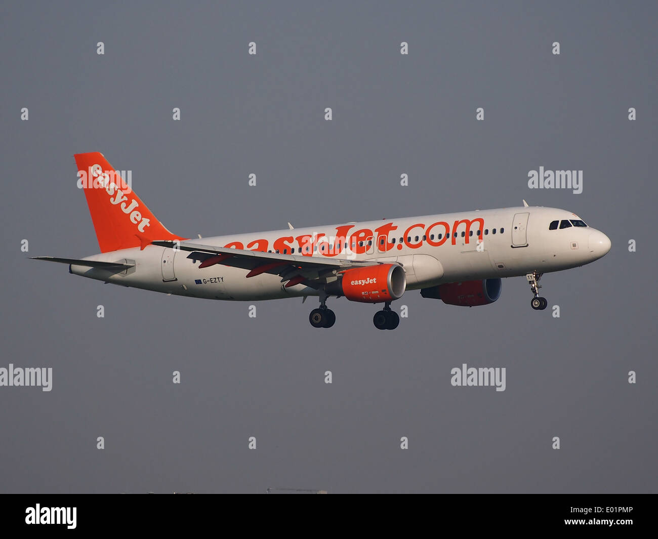 Un Airbus A320-214 easyJet, registrazione G-EZTY, con numero di costruzione 4554, atterra all'aeroporto di Schiphol nei Paesi Bassi, che ne illustra l'avvicinamento e l'atterraggio. Foto Stock