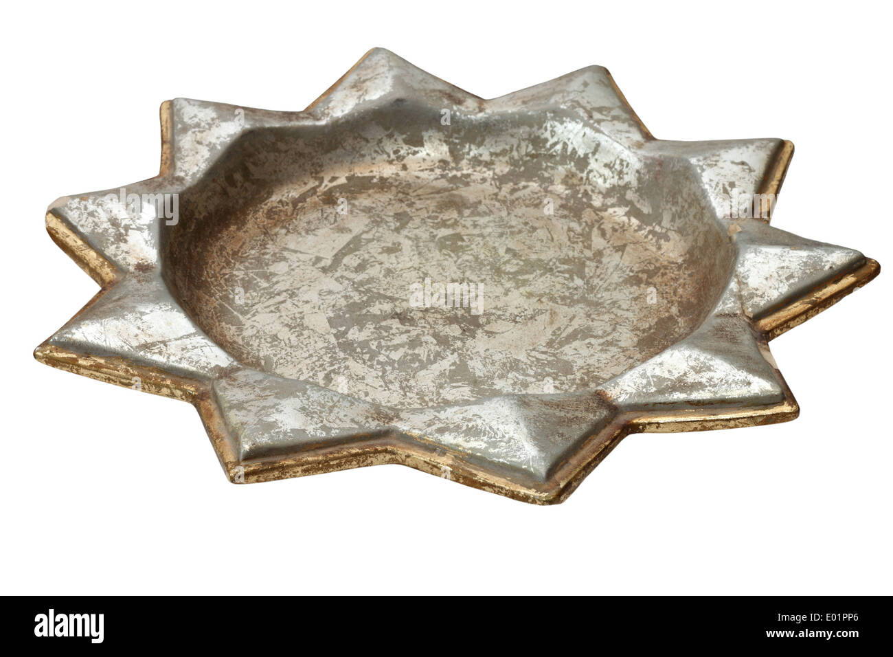 Isolato vecchia piastra metallica di forma a stella isolate su sfondo bianco Foto Stock