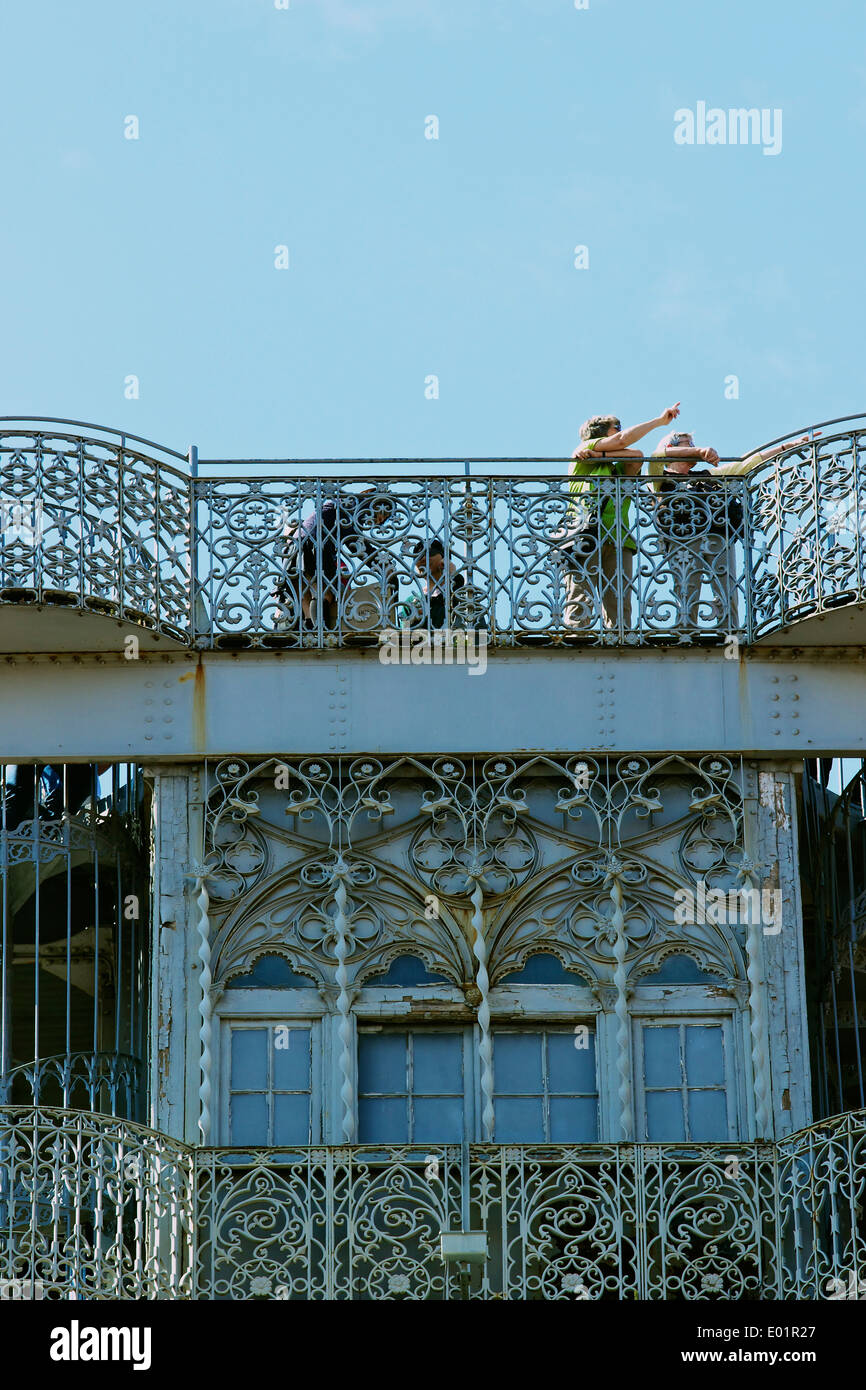 I turisti sulla terrazza di visualizzazione la piattaforma alla sommità del neogotico ornato Elevador de Santa Justa Lisbona Portogallo Europa occidentale Foto Stock