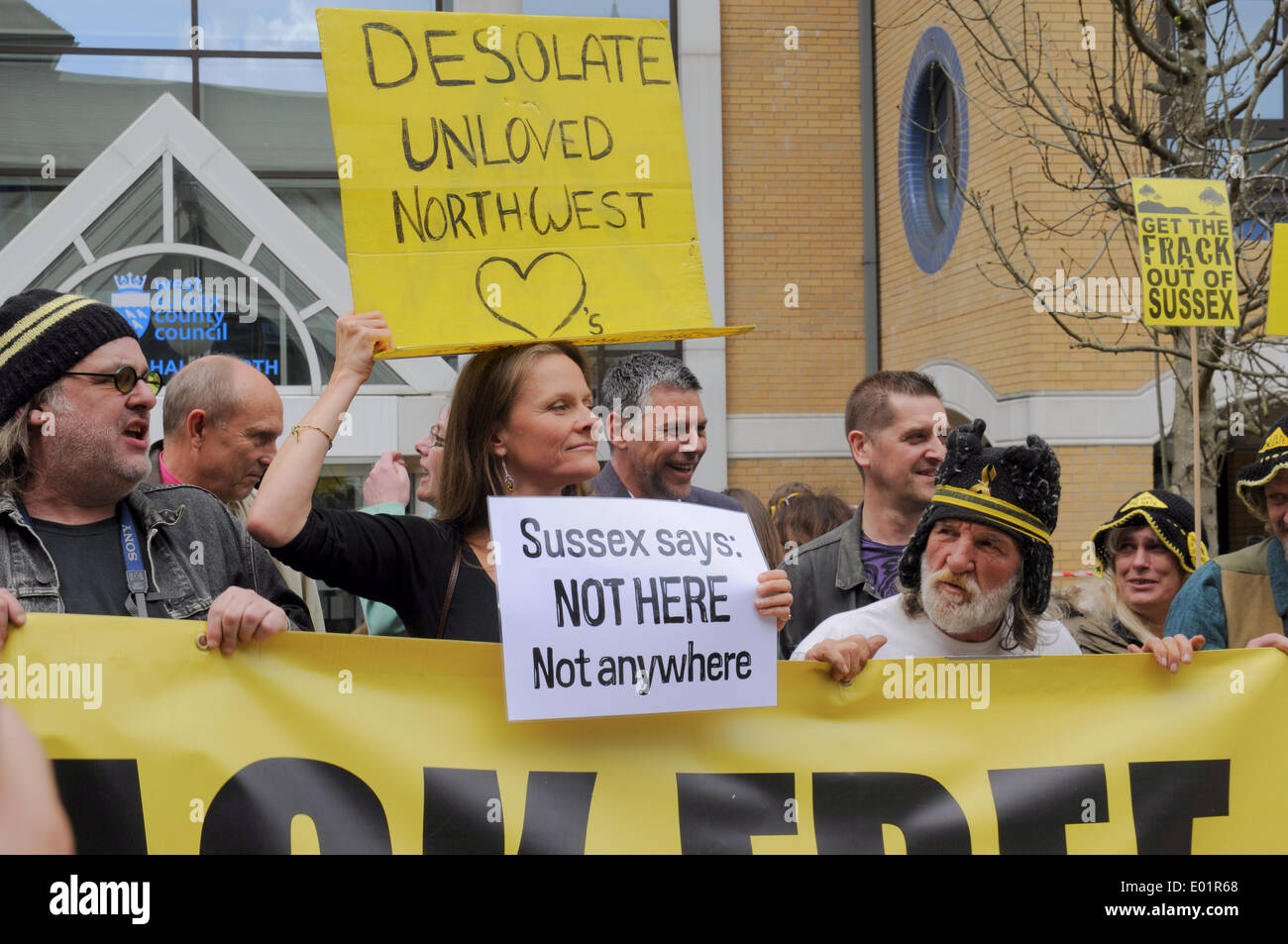 Horsham, Sussex, UK.29 aprile 2014.Anti Fracking protesta al di fuori degli uffici del Consiglio Horsham dove Cuadrilla è stato dato il via libera per testare frack il Balcombe bene. Foto Stock