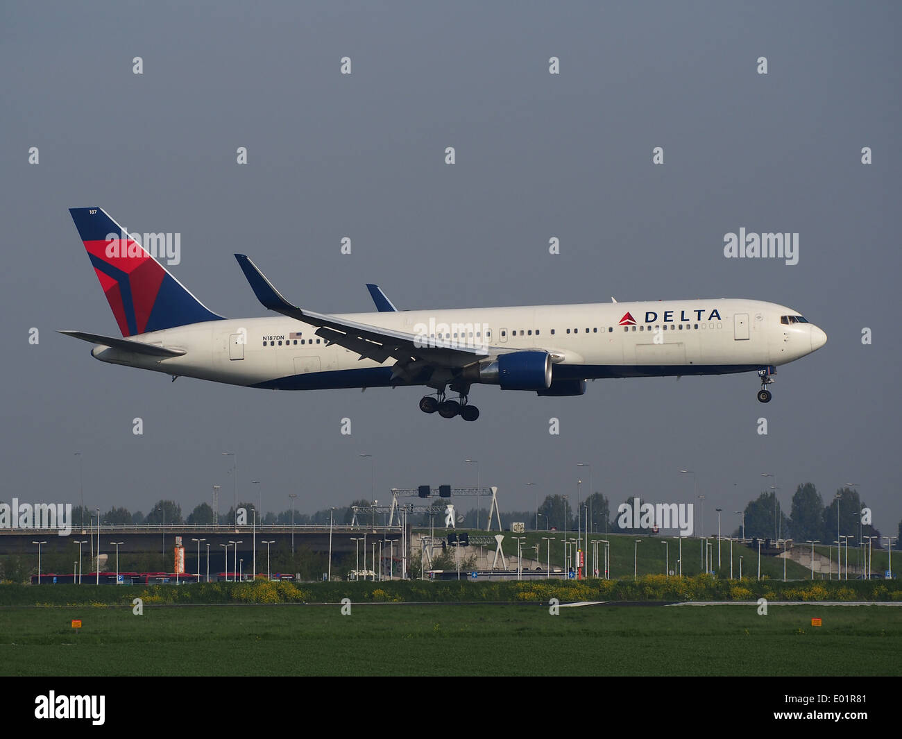 Delta Air Lines Boeing 767-332(ER)(WL), registrazione N187DN, atterra all'aeroporto di Schiphol nella terza immagine. Questo aereo serve rotte a lungo raggio per la compagnia aerea americana. Foto Stock