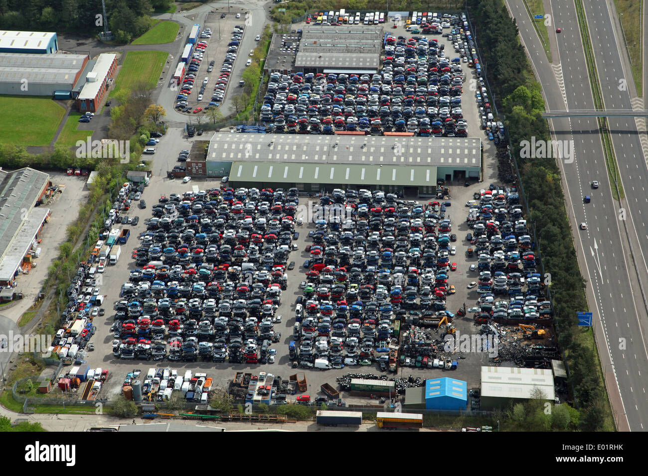 Vista aerea di una macchina grande scrapyard accanto alla M58 a Skelmersdale, Lancashire Foto Stock