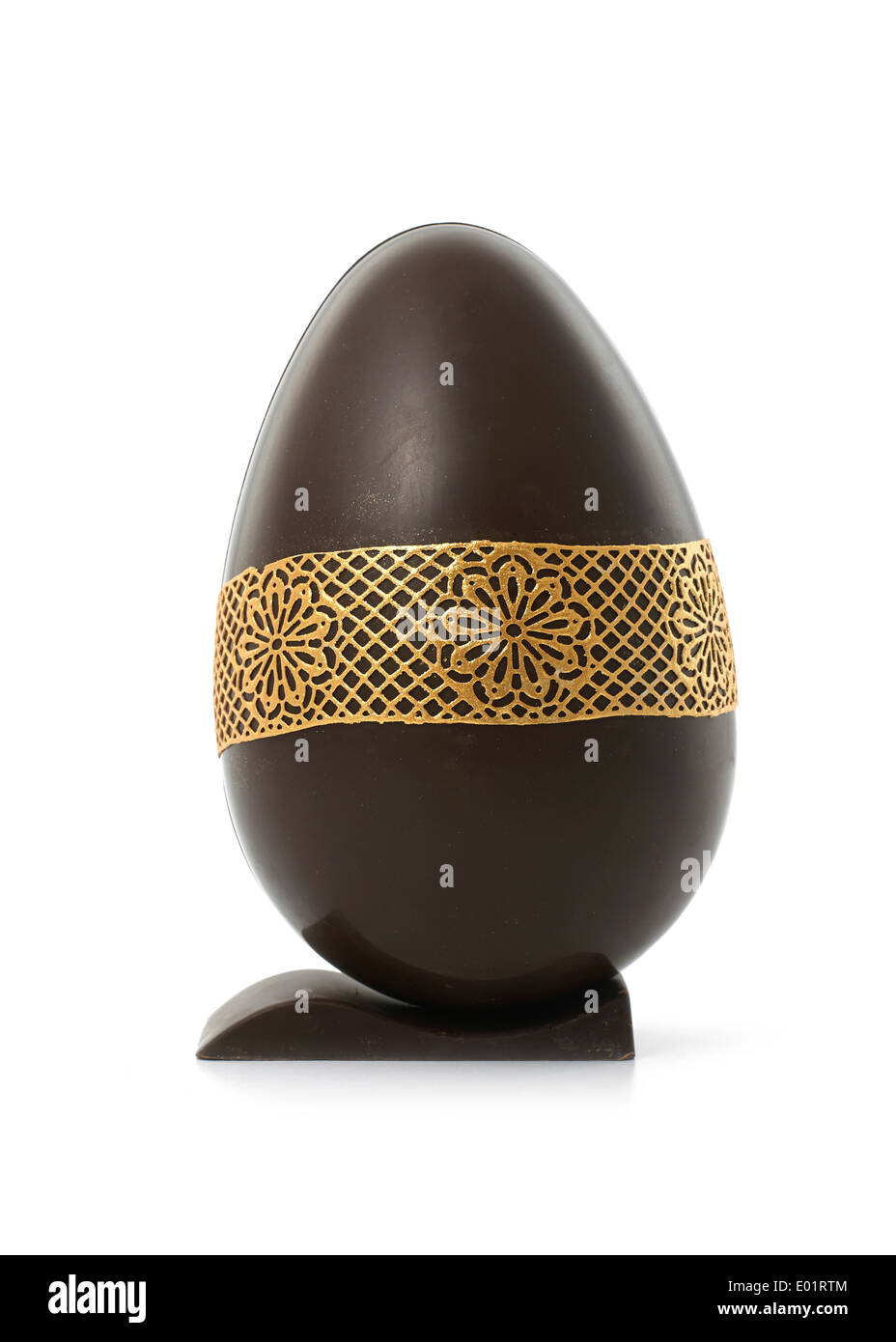 Dark uovo di cioccolato con nastro color oro Foto Stock