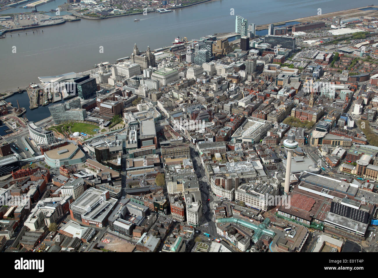 Vista aerea del centro città di Liverpool cercando dalla Radio City Tower al Liver Building e sul fiume Mersey Foto Stock
