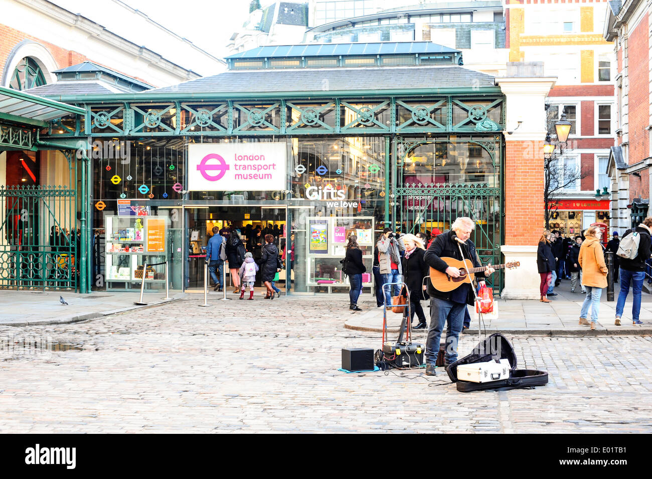 Un suonatore ambulante al di fuori del Museo dei Trasporti di Londra Covent Garden, Londra. Foto Stock