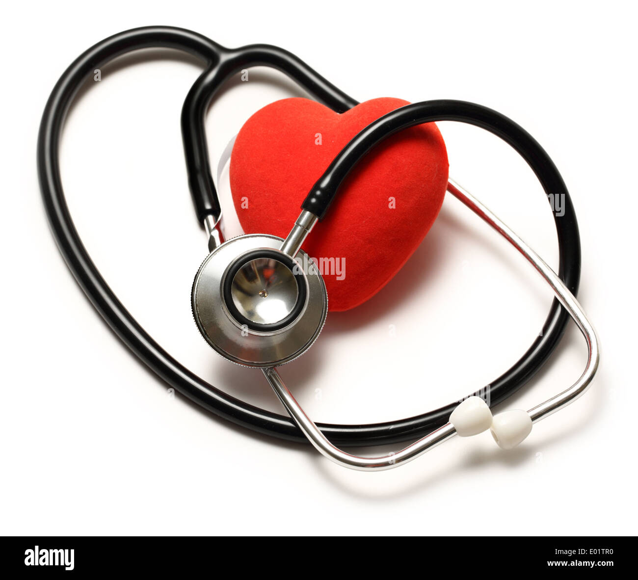 Lo stetoscopio e il cuore rosso su bianco Foto Stock