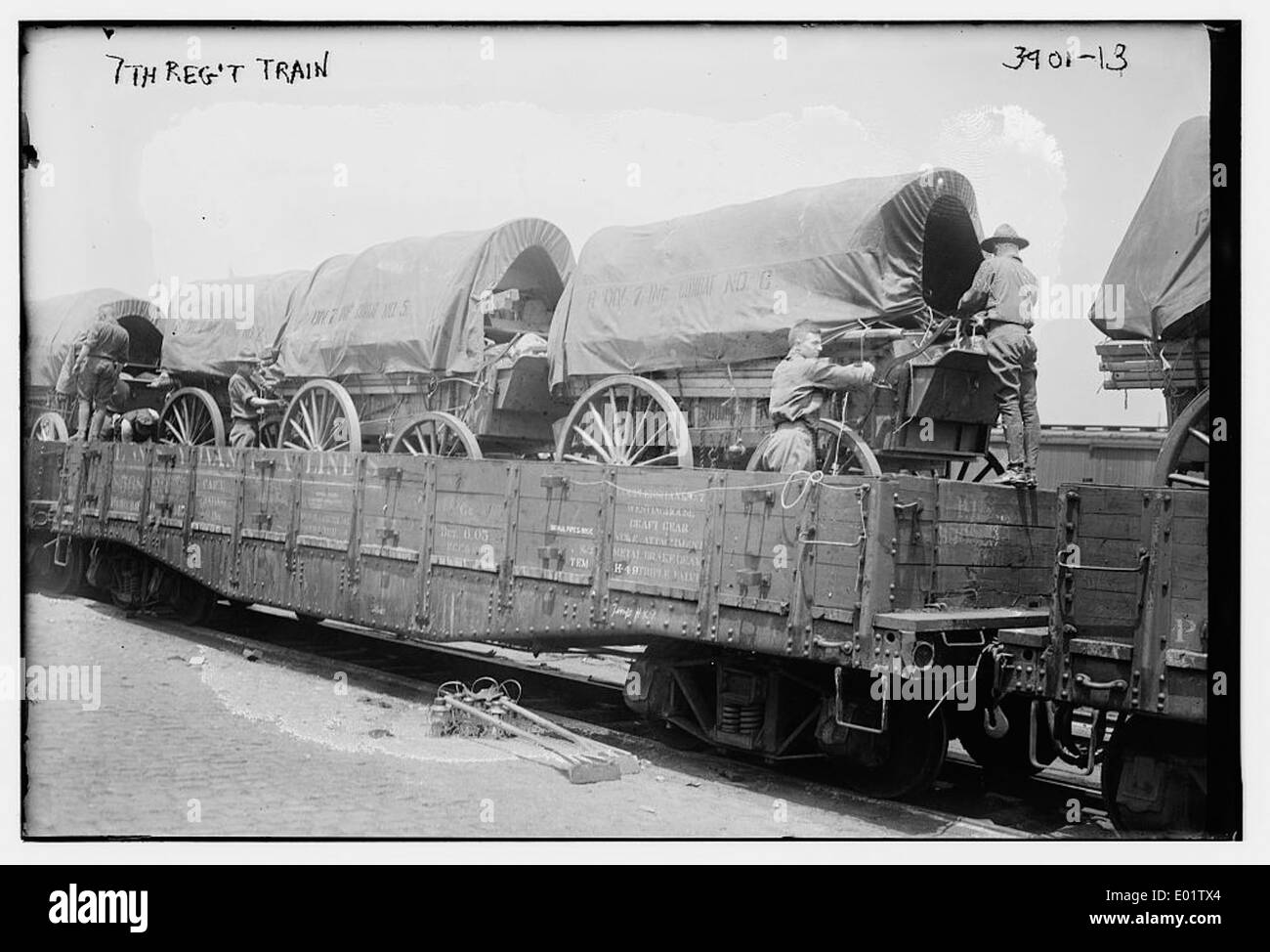 Questa immagine mostra l'addestramento del 7th Regiment of New York, conservato negli archivi della Biblioteca del Congresso. Il 7th Regiment, un'unità militare storica, ha svolto un ruolo significativo nella storia americana. La Biblioteca del Congresso detiene una varietà di documenti militari e documenti storici sul reggimento. Foto Stock