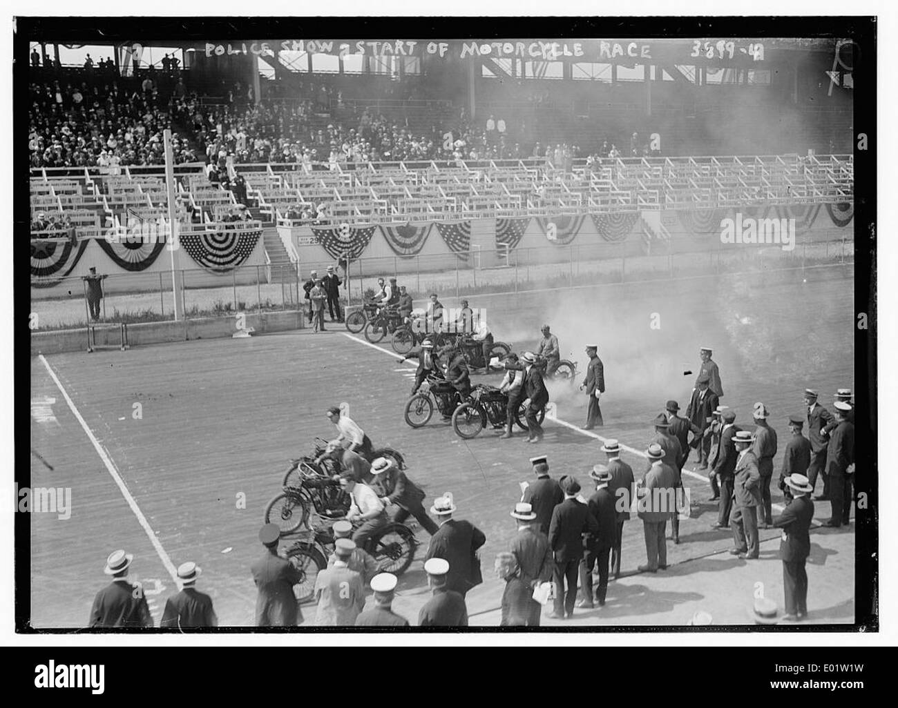 La polizia Show -- inizio della gara di moto Foto Stock