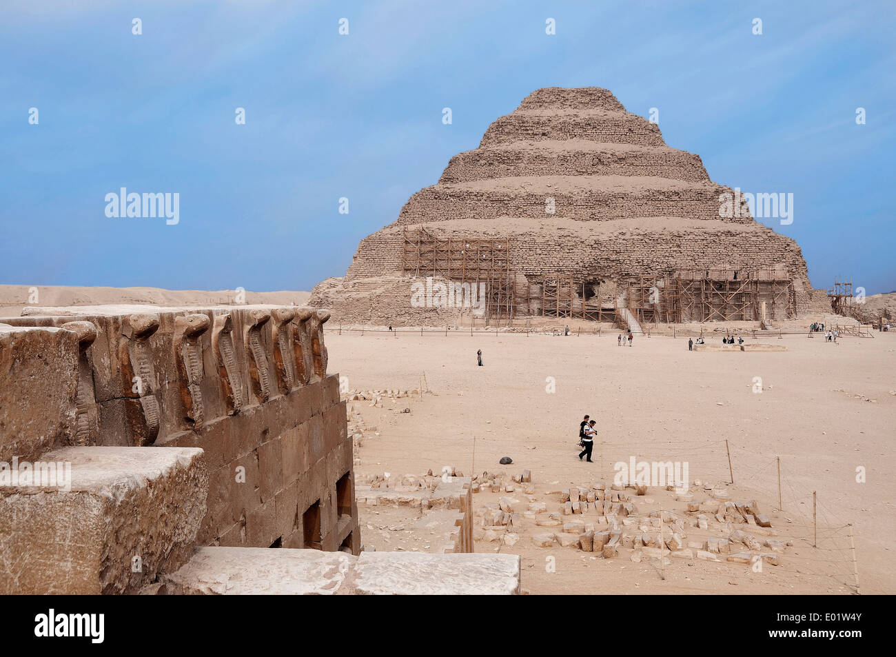 Saqqara,piramide del re Djoser III° dyn.) Il complesso di sepoltura del faraone visto dalla parete cobra Foto Stock