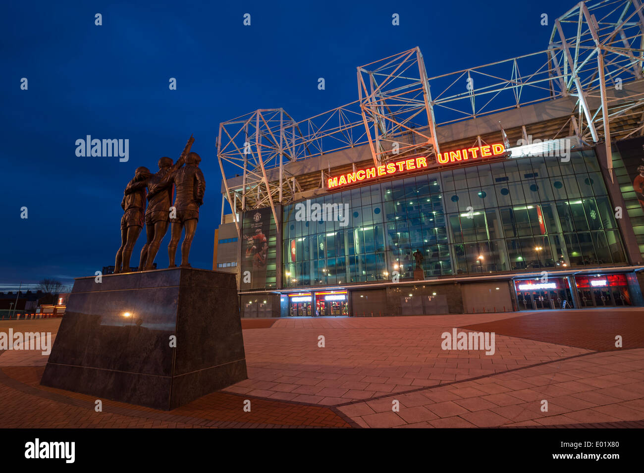 Il Manchester United football ground di notte Manchester REGNO UNITO Foto Stock