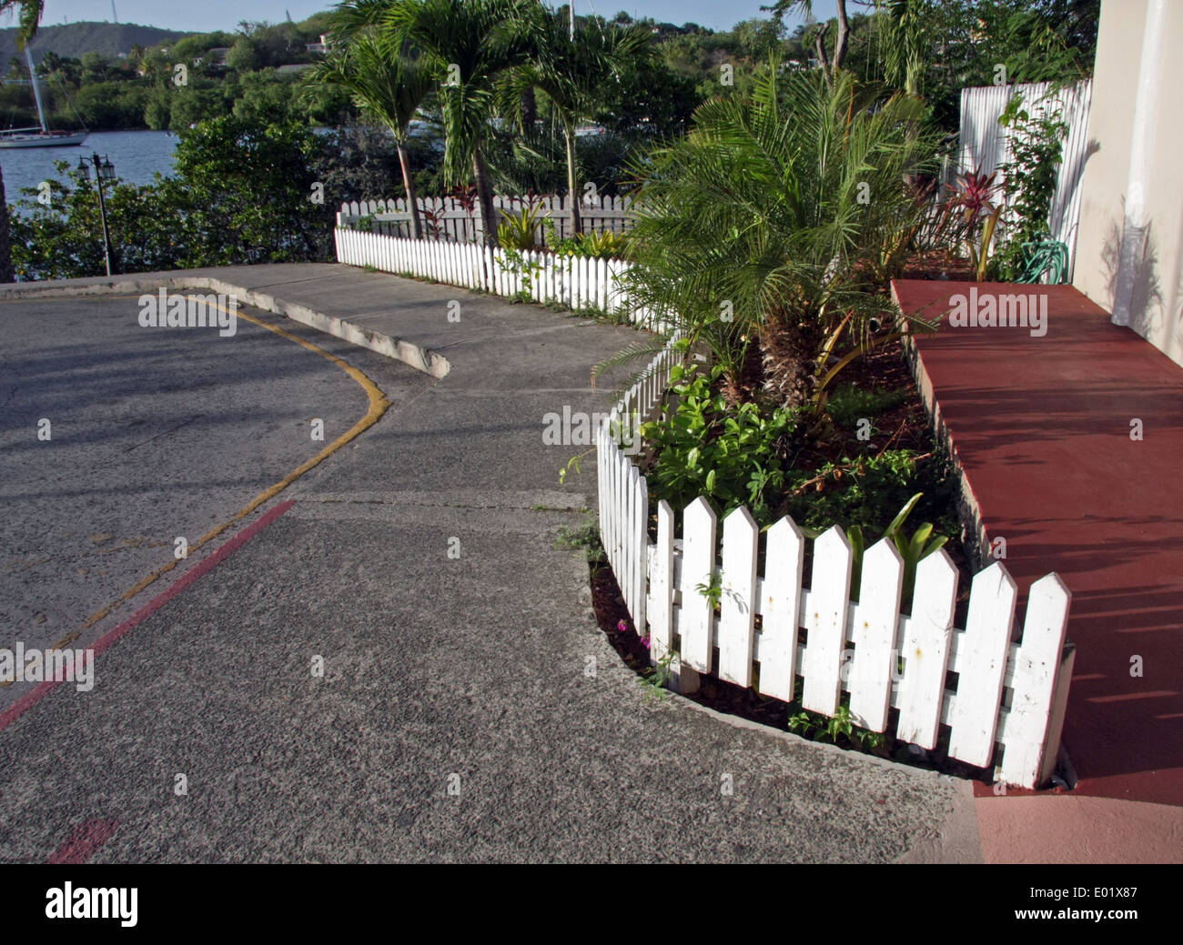 Bassa in legno bianco Picket Fence nei Caraibi Foto Stock