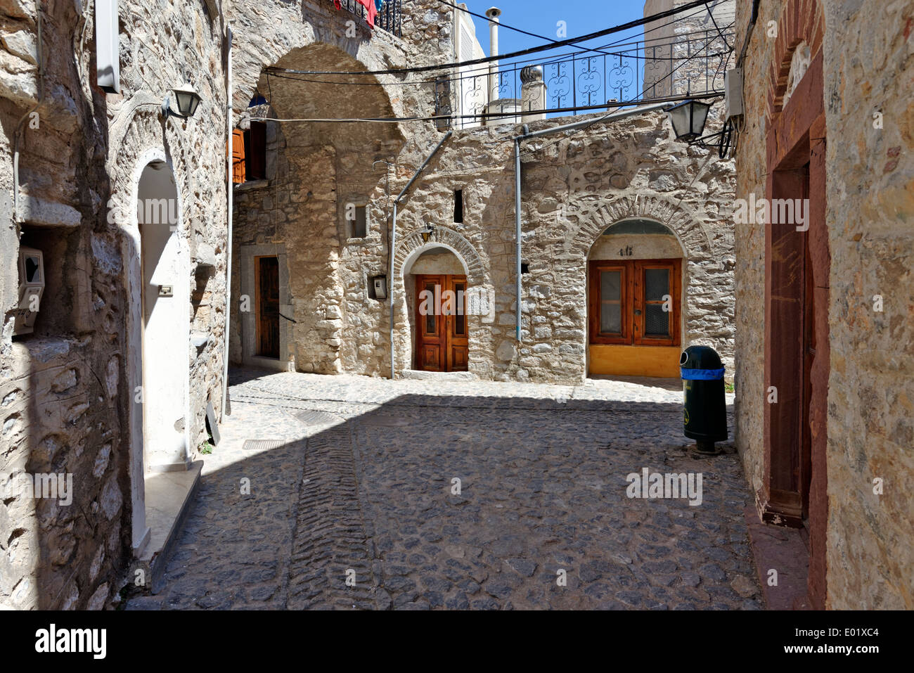 Ciottolo lane junction città medievale Mesta Chios Grecia pianta pentagonale fortificazioni città ha le sue radici Foto Stock