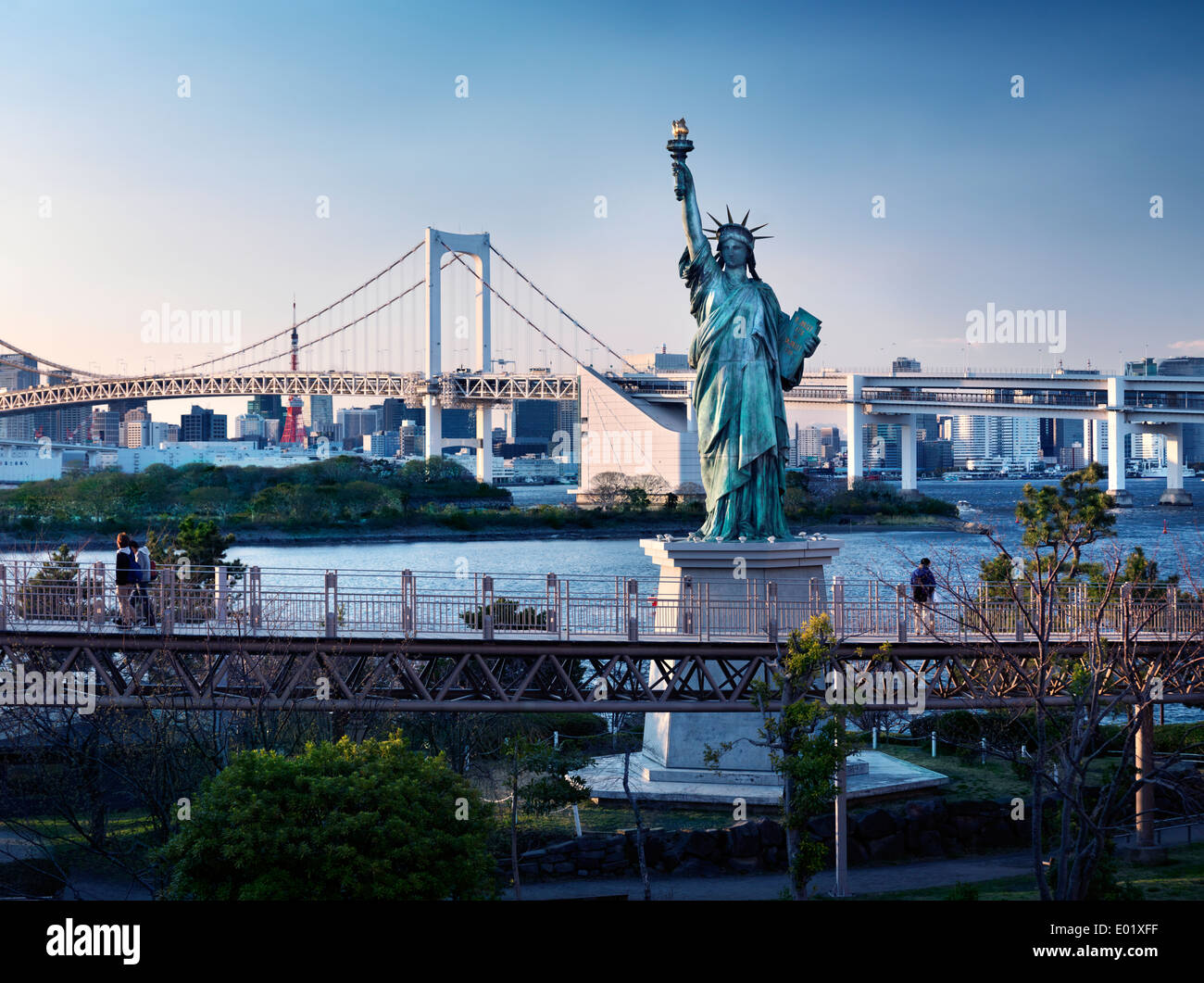 Statua della Libertà con il Rainbow Bridge in background in Odaiba, presso Tokyo, Giappone. Foto Stock