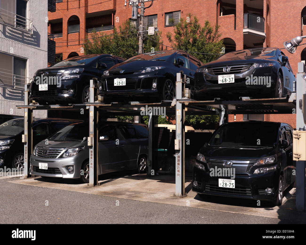 Multi-livello verticale di parcheggio a Tokyo in Giappone Foto Stock
