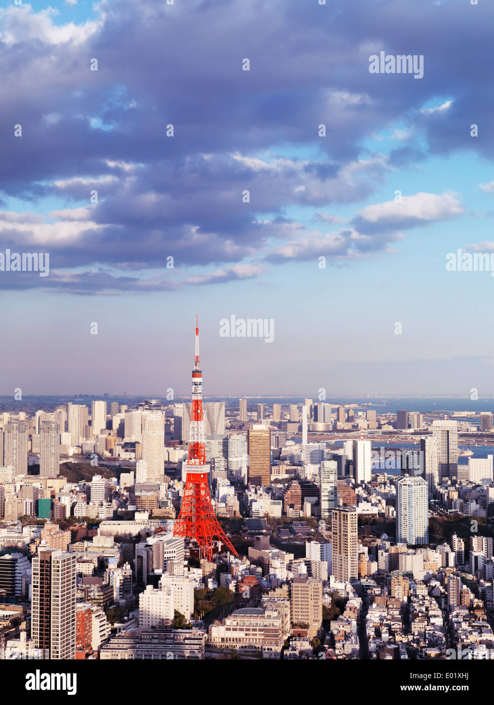 Licenza disponibile alle MaximImages.com:00 - Torre di Tokyo sotto il cielo blu nella vista aerea panoramica della città. Tokyo, Giappone. Foto Stock