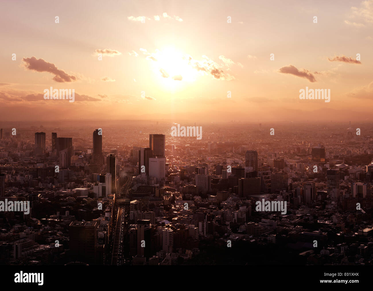 Licenza disponibile alle MaximImages.com:00 - scenografico scenario del tramonto aereo del paesaggio della città di Tokyo illuminato dal sole giallo brillante. Shibuya, Tokyo, Giappone. Foto Stock