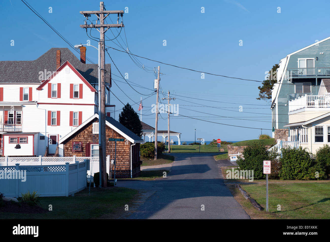 Svuotare strada residenziale, York Beach, Maine, Stati Uniti d'America. Foto Stock