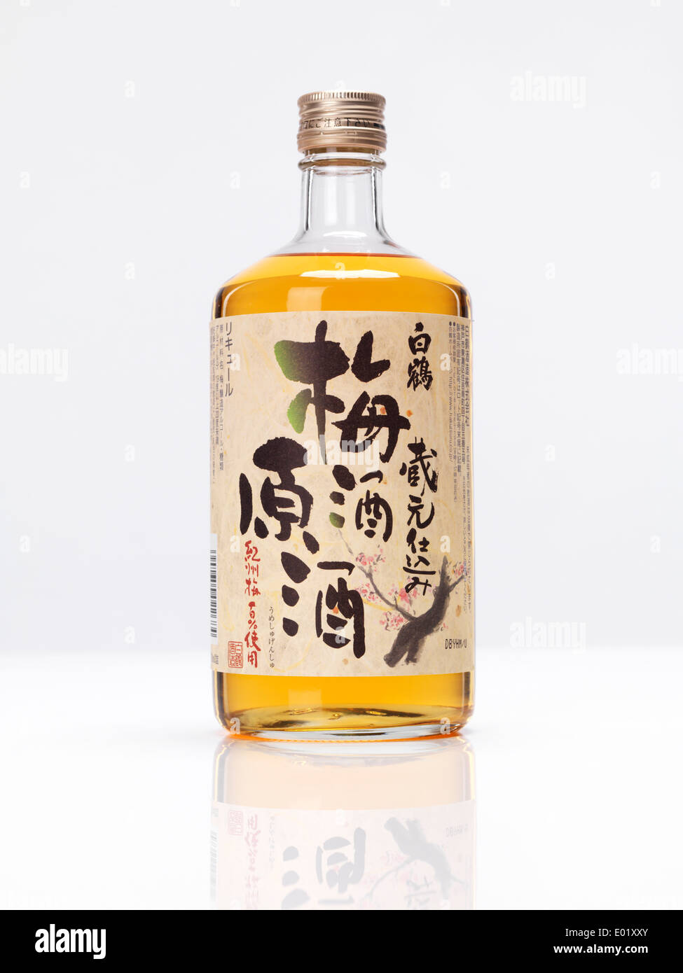 Bottiglia di premium giapponese gru bianca il vino di prugne Umeshu sake isolati su sfondo bianco Foto Stock