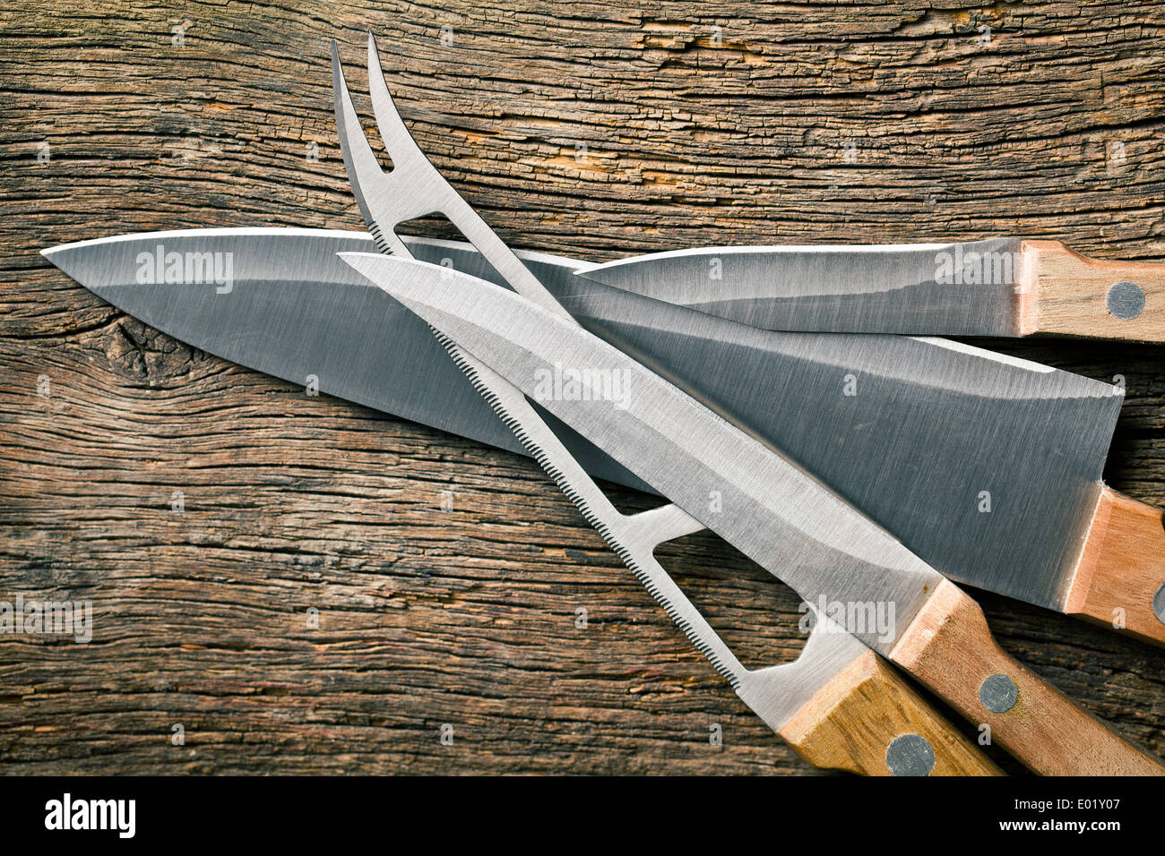 Set di coltelli da cucina sul vecchio tavolo in legno Foto Stock