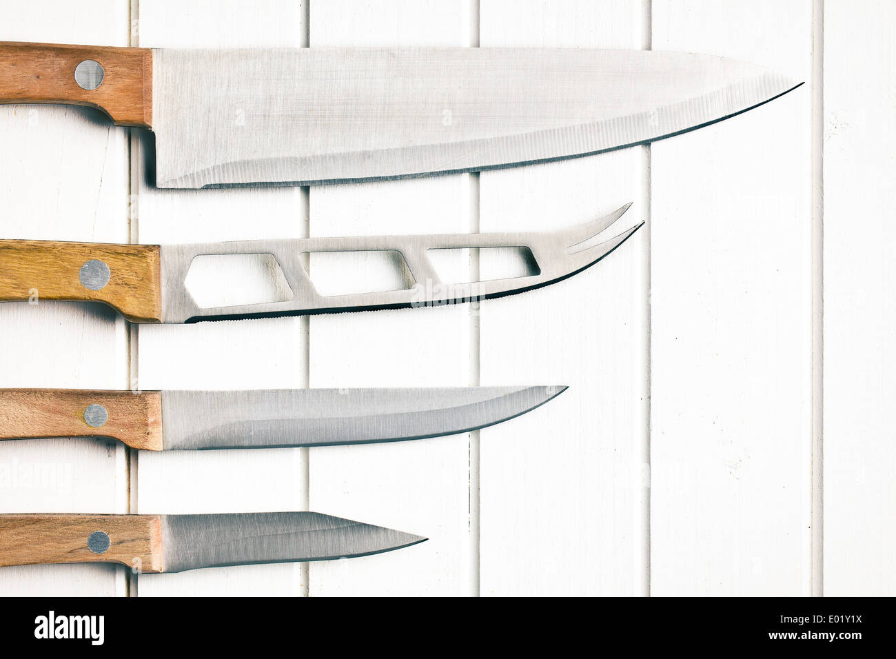 Set di coltelli da cucina sul tavolo da cucina Foto Stock