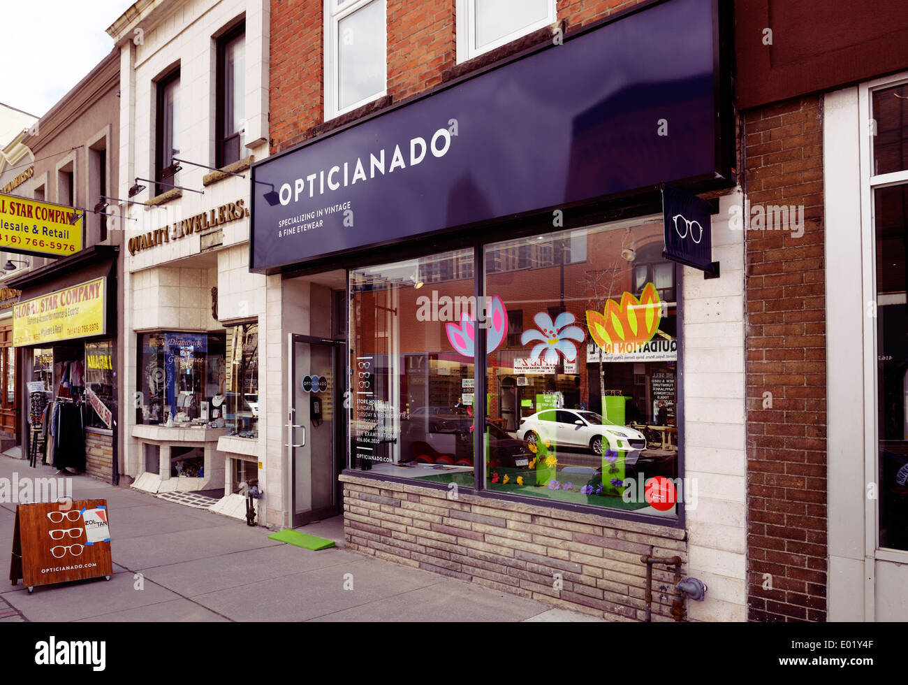 Opticianado vintage e belle eyewear magazzino in corrispondenza della zona di giunzione a Toronto in Canada Foto Stock